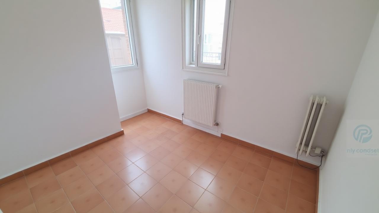 Alter Fliesenboden in einer europäischen Wohnung