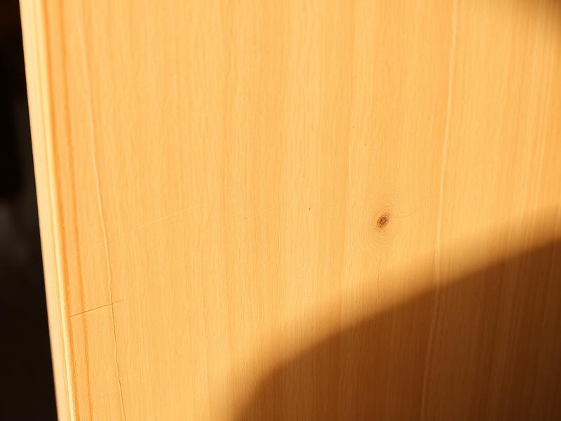 Nahaufnahme von Kratzern im Holz